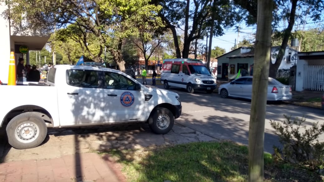 En pleno centro: ciclista colisionó con un auto y resultó herida